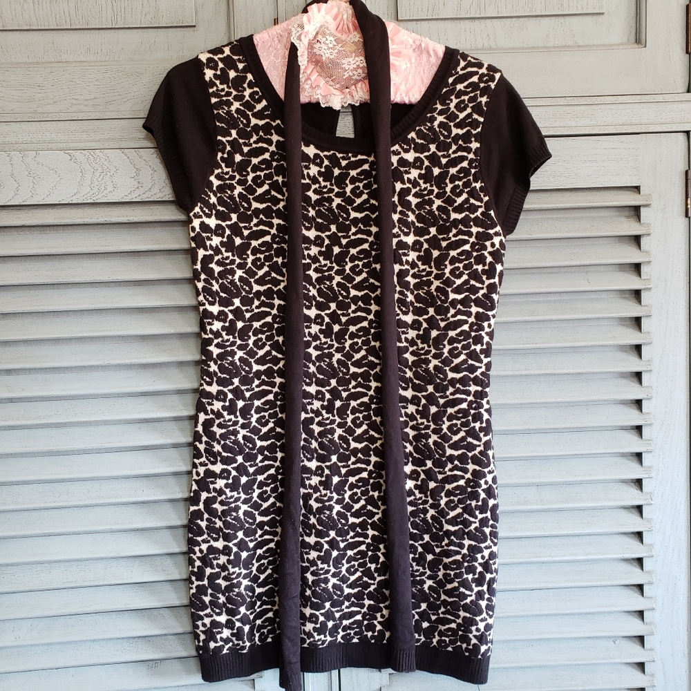 🖤Made for me 2 look amazing junior's sweater dress, size L black and white🖤